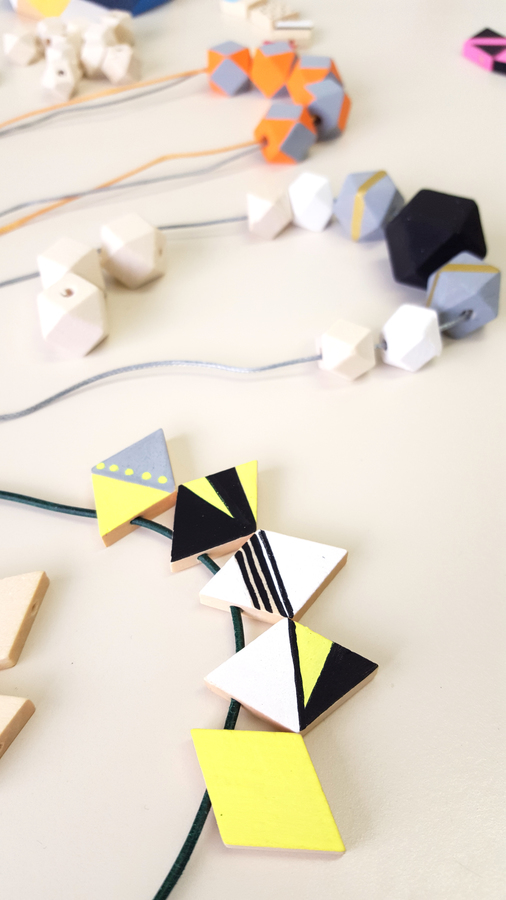 Perles de bois colorées au feutre POSCA  