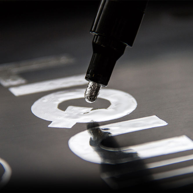 Liquid Chrome de Molotow : Peinture ultra-métallisée