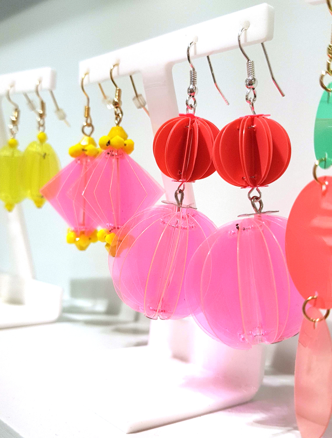 Oorbellen met lovertjes door Rico Design