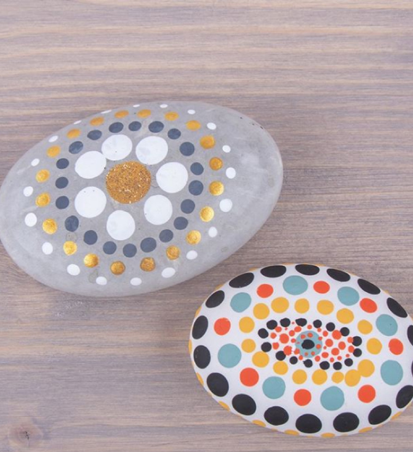Décoration de galets moulés avec le Dot painting de Rayher