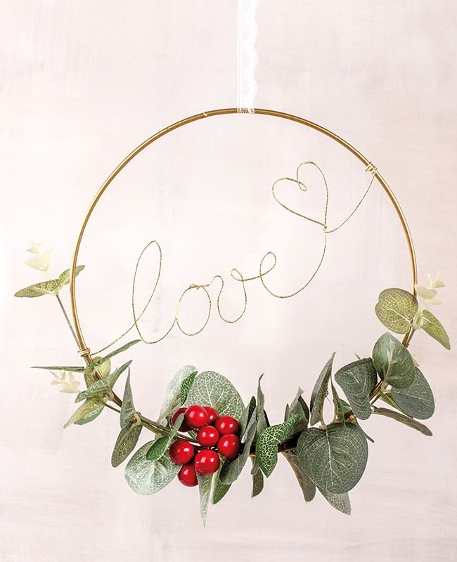 Déco de mariage : Une couronne métallique tout LOVE !