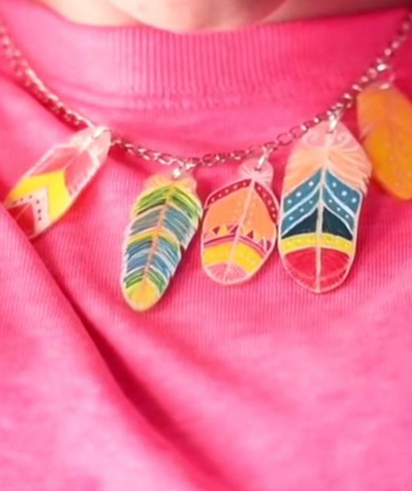 Bijoux en plastique dingue